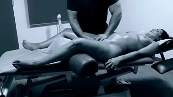 El la pone tan cachonda que ella se deja hasta llegar al orgasmo