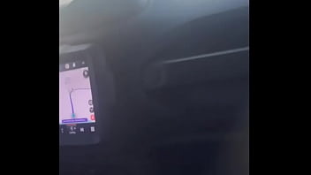 Não queria perder tempo no trânsito pé no acelerador e a boca no pau do negão até ele gozar