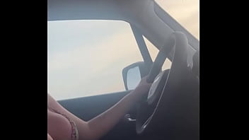 Não queria perder tempo no trânsito pé no acelerador e a boca no pau do negão até ele gozar