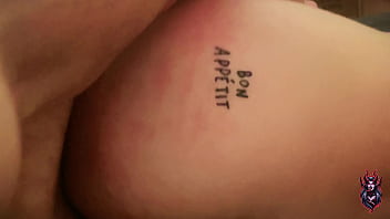 Diaba branca é comida de ladinho pelo vizinho que veio ajudar com a mudança