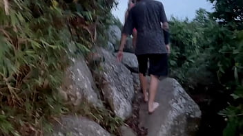 Quebrando a garganta profunda da pernocas no meio do mato