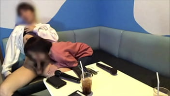 2人で歌っていると突然ムラムラしてホテルまで我慢できなくなって、バレないように致しました