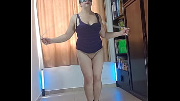 En halloween esposa puta latina se graba desnuda haciendo sus ejercicios