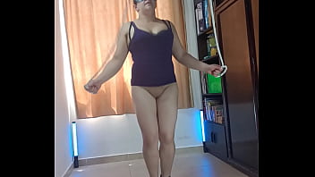 En halloween esposa puta latina se graba desnuda haciendo sus ejercicios