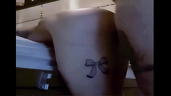 Schlampe bekommt in den arsch gefickt und danach darf sie mein arsch sauber lecken