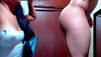 Cholita la chupa rico y me lame el culo