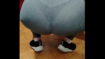 Madrasta limpando a cômoda com calça legging transparente oque vocês acham