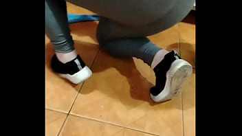 Madrasta limpando a cômoda com calça legging transparente oque vocês acham