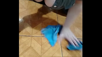 Madrasta limpando a cômoda com calça legging transparente oque vocês acham