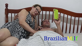 Minha madrasta entra no meu quarto pra fazer faxina e pede pra eu foder ela no seu cu
