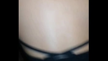 Encuentro a mi hermanastra orando sin ropa interior y me la follo en cuatro