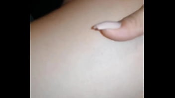 Encuentro a mi hermanastra orando sin ropa interior y me la follo en cuatro