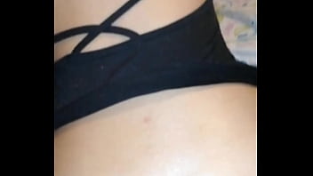 Encuentro a mi hermanastra orando sin ropa interior y me la follo en cuatro