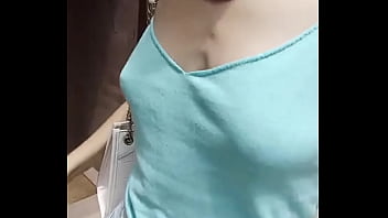 Nada como ir caminando por la calle y apretar tus pezones ¿te gusta #juevesdetentación #jueves #pezones #exhibic