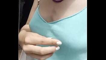 Nada como ir caminando por la calle y apretar tus pezones ¿te gusta #juevesdetentación #jueves #pezones #exhibic