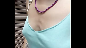 Nada como ir caminando por la calle y apretar tus pezones ¿te gusta #juevesdetentación #jueves #pezones #exhibic