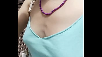 Nada como ir caminando por la calle y apretar tus pezones ¿te gusta #juevesdetentación #jueves #pezones #exhibic