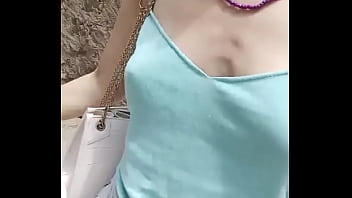 Nada como ir caminando por la calle y apretar tus pezones ¿te gusta #juevesdetentación #jueves #pezones #exhibic