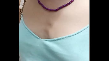 Nada como ir caminando por la calle y apretar tus pezones ¿te gusta #juevesdetentación #jueves #pezones #exhibic