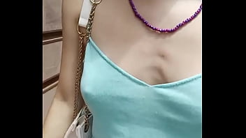 Nada como ir caminando por la calle y apretar tus pezones ¿te gusta #juevesdetentación #jueves #pezones #exhibic