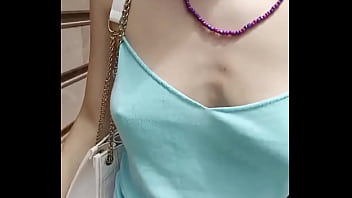 Nada como ir caminando por la calle y apretar tus pezones ¿te gusta #juevesdetentación #jueves #pezones #exhibic