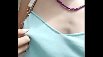 Nada como ir caminando por la calle y apretar tus pezones ¿te gusta #juevesdetentación #jueves #pezones #exhibic