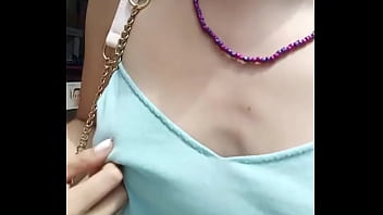 Nada como ir caminando por la calle y apretar tus pezones ¿te gusta #juevesdetentación #jueves #pezones #exhibic