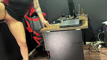 Quase fui pega brincando com o meu bbc no escritório