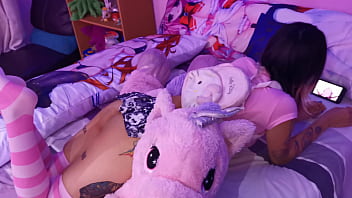 Mirando porno en su celular y sin bragas esperando ser follada Mirando porno en su celular y sin bragas esperando ser follada