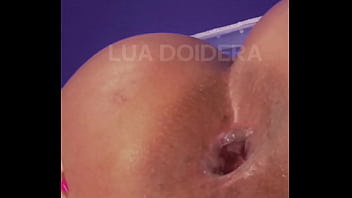 Brincando com o plug anal e piscando o cuzinho completo no red