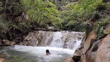 De vuelta al río lindo día para un baño al aire libre De vuelta al río lindo día para un baño al aire libre