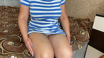 Алиса могла дождаться прихода мужа с работы но не стала этого делать кончила руками Ей нравится мастурбировать свою киску она любит испытывать оргазм Вагина у нее увлажняется и становится приятной для ебли