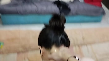 Me pide que use su coño antes de bañarse y que me corra en su coño