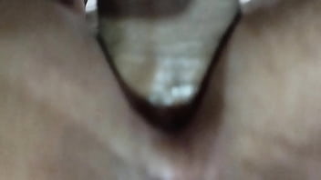 Me pide que use su coño antes de bañarse y que me corra en su coño