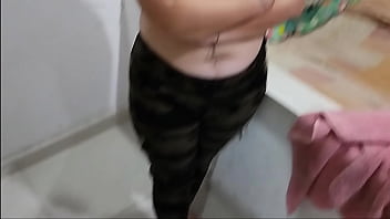 Me pide que use su coño antes de bañarse y que me corra en su coño