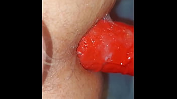 Дырку растягивают