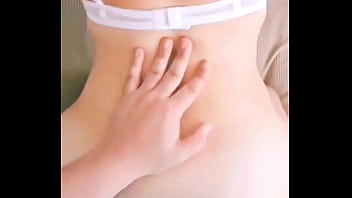 Baiser à fond en levrette sur le canape du voisin et il jouie sur mon cul