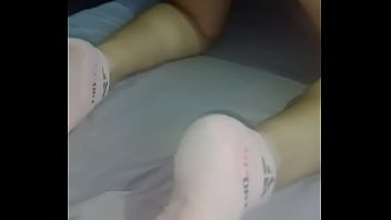 Pies de mi esposa con medias cortas y pantalon corto en la cama Pies de mi esposa con medias cortas y pantalon corto en la cama