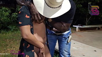 Comendo a esposa do corno na rua