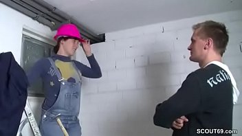 Teeny handwerkerin laesst sich vom kunden ficken Teeny handwerkerin laesst sich vom kunden ficken