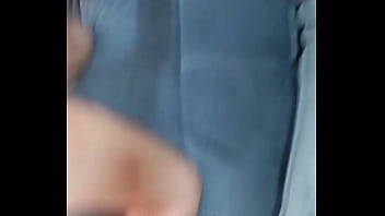 Com plug no cuzinho ninfetinha loirinha seduz o melhor amigo do seu esposo e pede pra ele foder sua buceta e depois o cuzinho até encher ele de porra