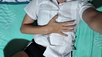 Chica universitaria caliente masturbándose después de clase casero real