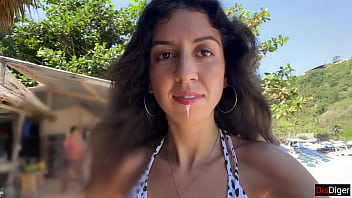 Hottie sucks my dick on a public beach and walks along the shore with cum on her face cumwalk