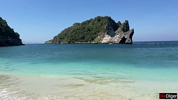 Hottie sucks my dick on a public beach and walks along the shore with cum on her face cumwalk