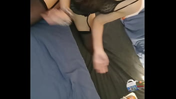 Trabajando sola en su casa