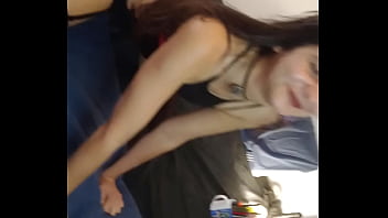 Trabajando sola en su casa