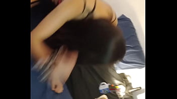 Trabajando sola en su casa