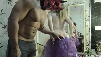 Halloween da sacanagem com mirela mansur na cama dela o único que conseguiu foder essa gostosa na própria cama