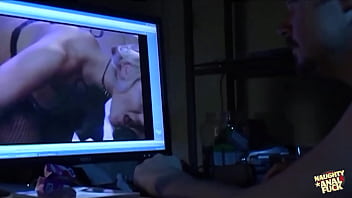 Nonton A Provocative Redhead Demonstrates Her Promiscuity By Engaging In Sexual Activity With Her Photographer During A Session thumbnail