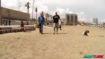 Dos pollones para noemilk en la playa Dos pollones para noemilk en la playa
